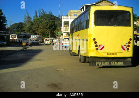 In attesa per il bus a lasciare, Malindi in Kenya Foto Stock