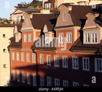 Edifici lungo waterfront al tramonto Foto Stock