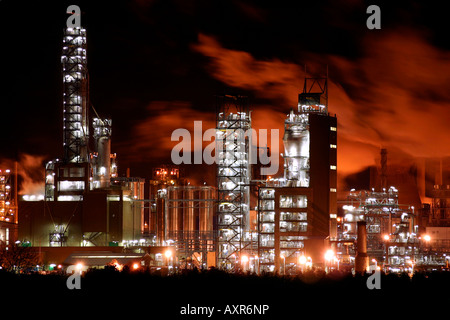 Grangemouth raffineria di petrolio di notte, Falkirk in Scozia Foto Stock