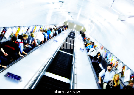 Pendolari su scale mobili nella metropolitana di Londra Foto Stock