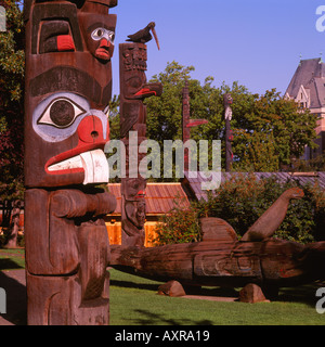 Haida e Gitxsan (Gitksan o Tsimshian) Totem Poles in 'Thunderbird Park', Victoria, Isola di Vancouver, British Columbia, Canada Foto Stock