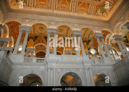 La Biblioteca del Congresso interno a basso angolo di visione, Thomas Jefferson Building, Washington DC, Stati Uniti d'America Foto Stock