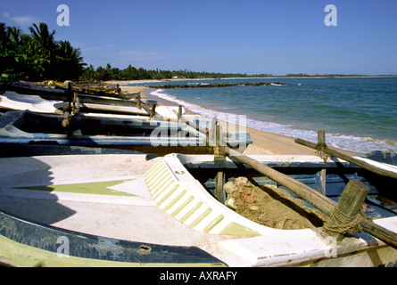 Sri Lanka Tangalle barche di pescatori sulla spiaggia vicino al porto Foto Stock