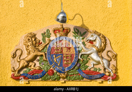 Kings Arms gastro pub risalente al XVII secolo Abergavenny Monmouthshire South Wales UK UE con bracci di Carlo II sulla parete Foto Stock