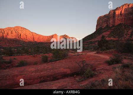 Vista al tramonto di rocce rosse e MUNDS Mountain Wilderness da Bell Rock percorso in Sedona in Arizona USA Foto Stock