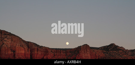 Luna piena e la vista notturna di rocce rosse e MUNDS Mountain Wilderness da Bell Rock percorso in Sedona in Arizona USA Foto Stock