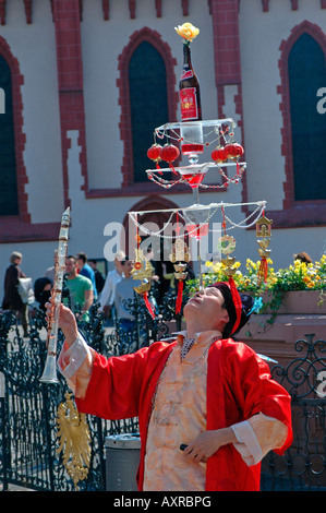 Chinaman che mostra le abilità di giocoleria a Roemer Francoforte Germania Foto Stock