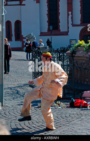 Chinaman che mostra le abilità di giocoleria a Roemer Francoforte Germania Foto Stock