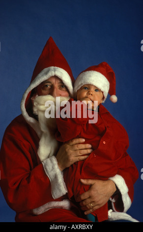 Babbo Natale e il suo piccolo apprendista. Babbo Natale e il suo piccolo assistente. Père Noël. Paire Noël. Foto Stock