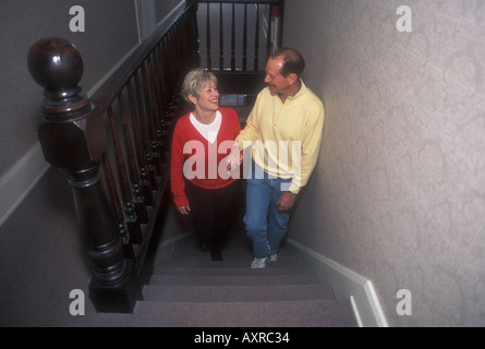 Tenere la mani salire a piedi a passi Foto Stock