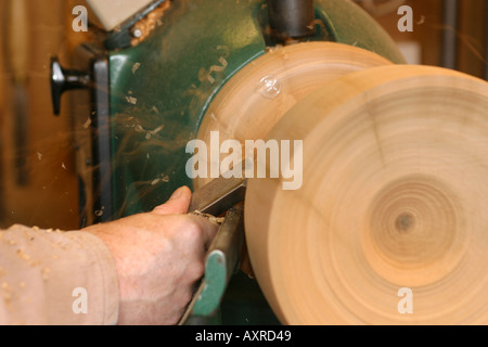 Artigiano girando una vaschetta rotonda su un tornio Foto Stock