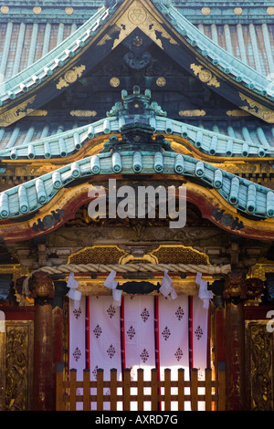 Primo piano della tradizionale giapponese del tetto con foglia oro sopra l'ingresso al Santuario Toshogu nel Parco di Ueno Tokyo Giappone Foto Stock