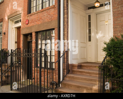 L'esterno di 75 1/2 e 77 Bedford Street nel Greenwich Village di New York City STATI UNITI D'AMERICA Foto Stock