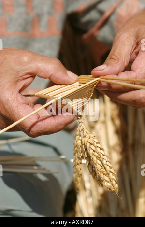 Artigiano facendo una corn dolly da mais Foto Stock