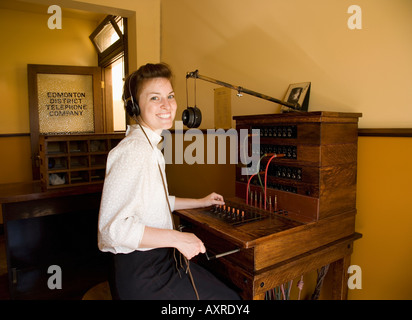 La donna lavora al centralino telefonico Foto Stock