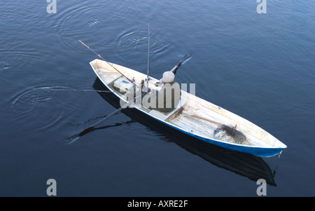 Pesca canottaggio e trolling da barca a remi / skiff al fiume Oulujoki, Finlandia Foto Stock