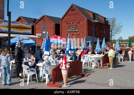 Ice-cream booth e patio a Oulu City market place , Finlandia Foto Stock