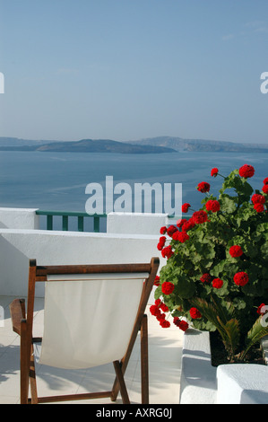 Vista panoramica di un patio con impianto incredibili Isole greche santorini Foto Stock