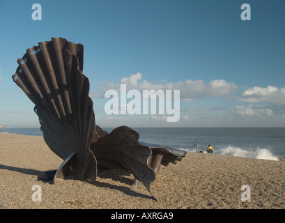 Scaloppina SCULTURA IN ACCIAIO DA MAGGI HAMBLING sulla banca di ciottoli vicino a Aldeburgh, SUFFOLK, East Anglia, England, Regno Unito Foto Stock