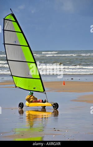 Terra la vela su una spiaggia di sabbia. Foto Stock