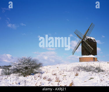 Una mattina inverni dopo la neve a Brill mulino a vento è un ottimo esempio di postmill, e uno dei più antichi del paese Foto Stock