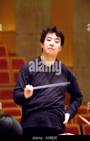 Shuntaro conduttore Sato e Kyoto Philharmonic Chamber Orchestra in prove di Kyoto Giappone Novembre 2005 Foto Stock