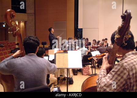 Shuntaro conduttore Sato e Kyoto Philharmonic Chamber Orchestra in prove di Kyoto Giappone Novembre 2005 Foto Stock