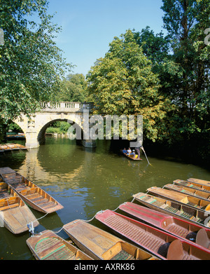 Punting sul fiume Cherwell sotto il Magdalen Bridge accanto al collage in Oxford la città universitaria di Dreaming Spires, Foto Stock