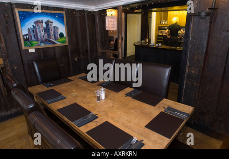 Interno di Kings Arms gastro pub risalente al XVII secolo Abergavenny Monmouthshire South Wales UK UE Foto Stock