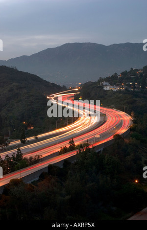 S le curve di Glendale Freeway al tramonto nella California del Sud Foto Stock