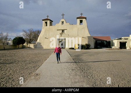 Una vista di sant Agostino, chiesa cattolica missione e su La Isleta Prenotazione indiana nei pressi di Albuquerque Foto Stock