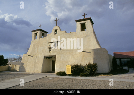 Una vista di sant Agostino, chiesa cattolica missione e su La Isleta Prenotazione indiana nei pressi di Albuquerque Foto Stock