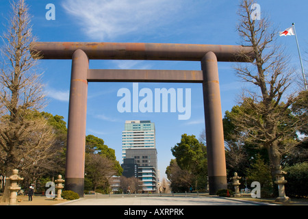 Il gigante di acciaio rosso torii il cancello di ingresso alla Yasukuni jinja sacrario di commemorazione delle vittime della guerra a Tokyo Giappone Foto Stock