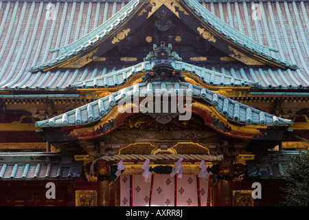 Primo piano della tradizionale giapponese del tetto con foglia oro sopra l'ingresso al Santuario Toshogu nel Parco di Ueno Tokyo Giappone Foto Stock