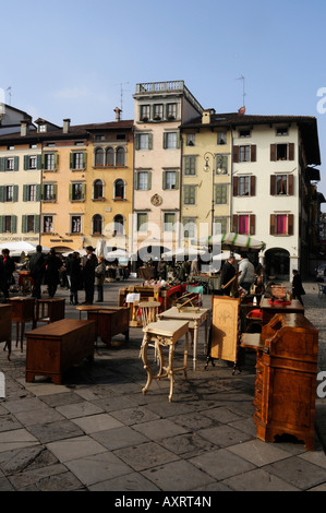 Mercato delle pulci in piazza san Giacomo - Udine Friuli Italia Foto Stock