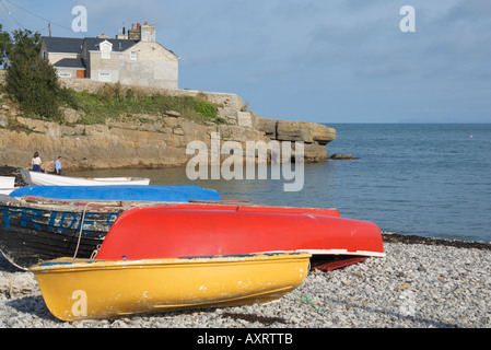 Barche e sulla spiaggia di Moelfre Anglesey Foto Stock