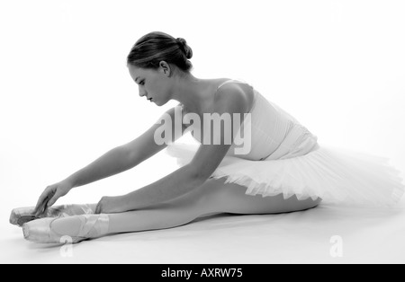 Caucasian Teen ragazza Ballerina 15-17 stiramento durante il warmup USA Foto Stock