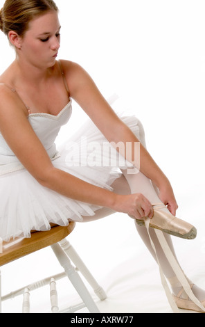 Caucasian Teen ragazza Ballerina 15-17 mettendo su scarpe da ballo USA Foto Stock