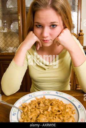 Arrabbiato Caucasica Girl Teen 15-17 si rifiuta di mangiare USA Foto Stock