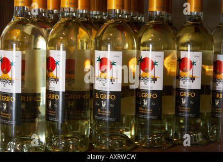 Semi dolce " El Grifo' vino bianco sul display in El Museo del Vino nella zona di produzione vinicola La Geria a Lanzarote. Foto Stock