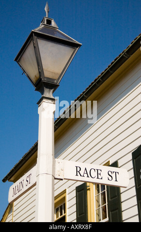 Cartello di Race St. Su un lampione storico a Old Salem, North Carolina. STATI UNITI Foto Stock