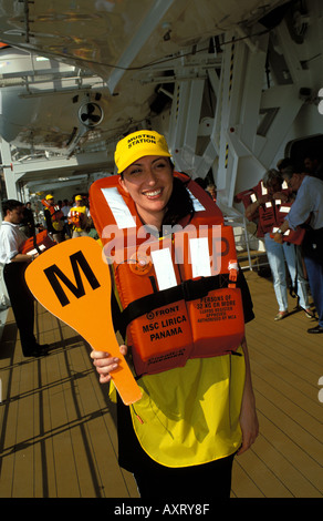 Uno dei commissari di percorso facendo una formazione in materia di sicurezza a bordo della MSC Lirica Foto Stock