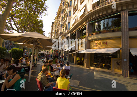 Cafè sul marciapiede sul Passeig de Gracia di Barcellona Eixample Catalunya Spagna Foto Stock