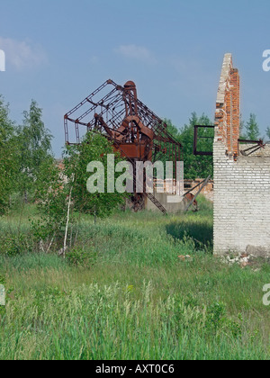 Fattoria abbandonati e macchine agricole di Chernobyl esclusione zona vicina Ucraina Bielorussia confine Foto Stock