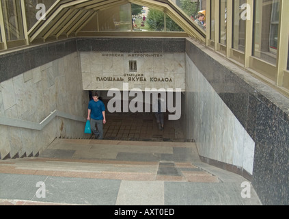 Uomo che porta in plastica borsa portante salendo le scale nel sottopassaggio, centro città Bielorussia Minsk Foto Stock