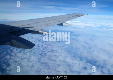 Velivolo jet liner volare sopra le nuvole vista da finestra Foto Stock