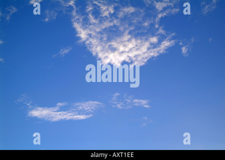 Wispy nuvole bianche in un cielo blu in paradiso Foto Stock