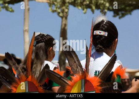 Due giovani ballerini della tubazione da Ohkay Owingeh, Nuovo Messico Foto Stock