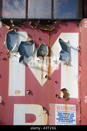 Sbucciare la lettera M sulla ruggine in disuso cantiere di rottami di cancelli. Utilizzare per drop caps con testo, illuminata lettera, monogramma, indicizzazione etc. Foto Stock