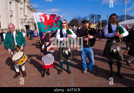 Pipers al di fuori della città di Hall annuale per St Davids Day marzo a Cardiff South Wales UK UE Foto Stock